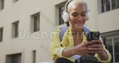 混合种族的女人在她的电动车上在街上听音乐